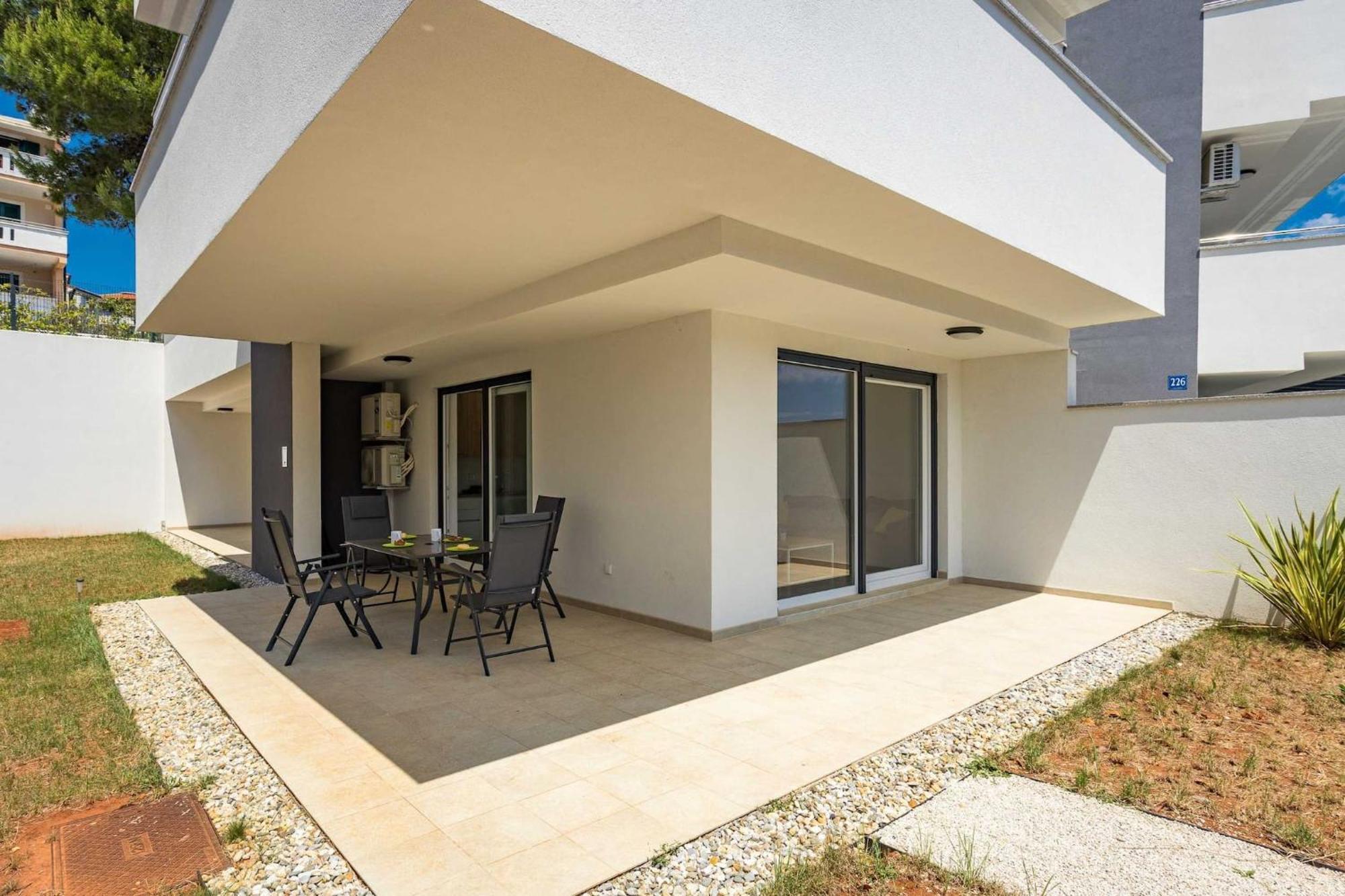 Apartments At Villa Frida Premantura Esterno foto